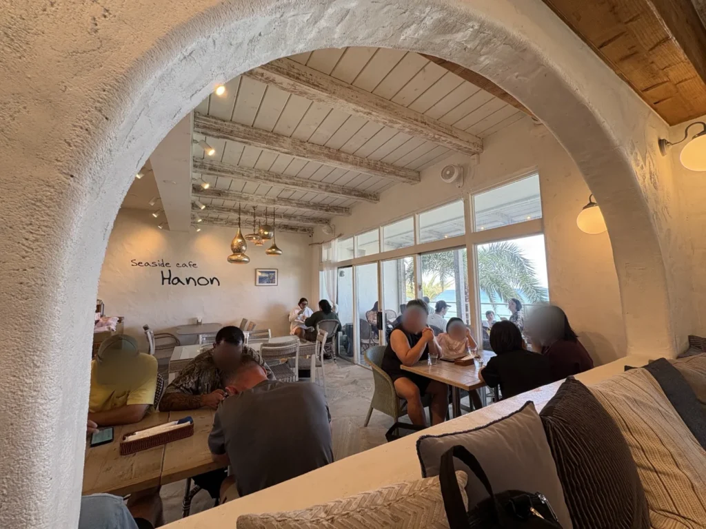 アーチ越しに見るSeaside Cafe Hanonの店内