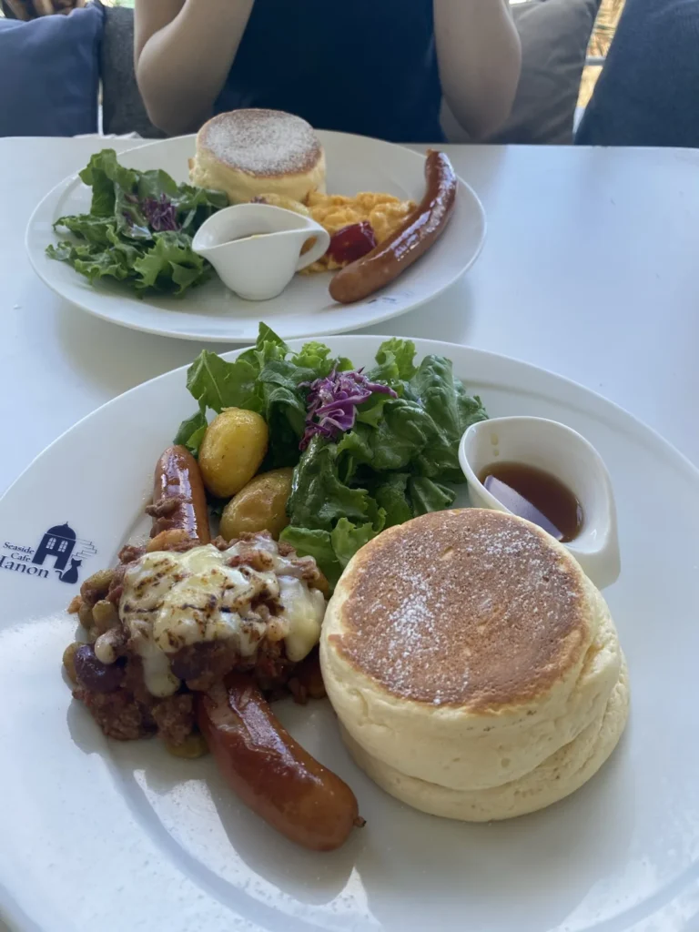 Seaside Cafe Hanonのパンケーキとソーセージ、サラダの朝食プレート