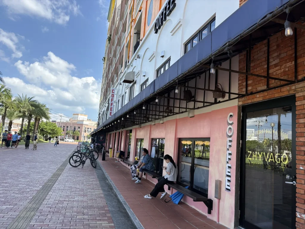 レンガとピンクの外壁が並ぶZHYVAGO COFFEE ROASTERY前の通り