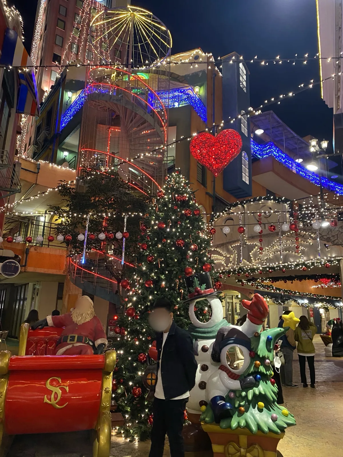 夜のアメリカンビレッジを彩るクリスマスツリーとイルミネーション
